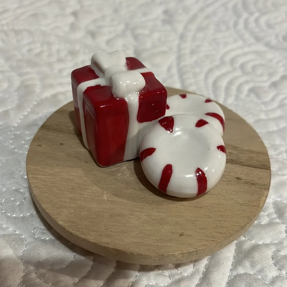 Holiday Peppermint & Vanilla candle with‎ topper lid, new